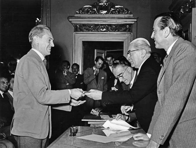 Pier Giacomo Castiglioni Riceve il Premio Compasso d'Oro dell'ADI 1955 Pier Giacomo Castiglioni Riceve il Premio Compasso d'Oro dell'ADI 1955